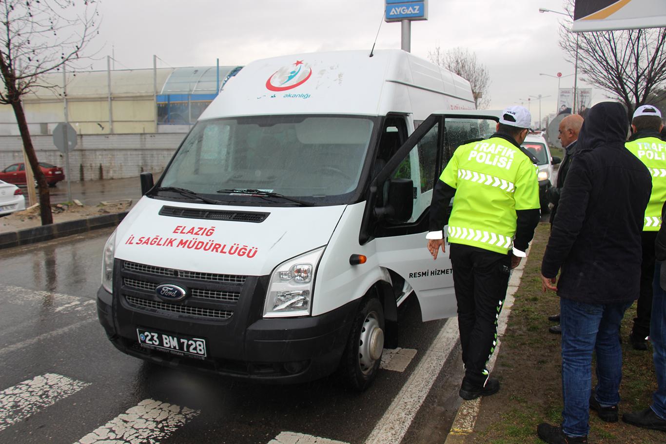 Karşıdan karşıya geçen yayaya minibüs çarptı Karşıdan karşıya geçen yayaya minibüs çarptı